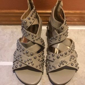 Studs details flat sandals